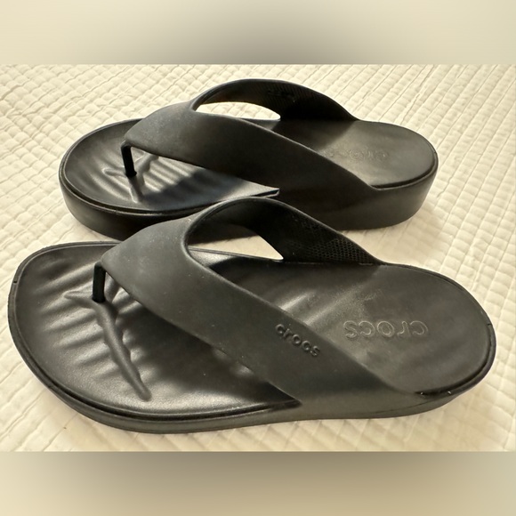 LIKE NEW Women’s Black Crocs Flip Flops Sandals, Size 10 - Picture 1 of 3